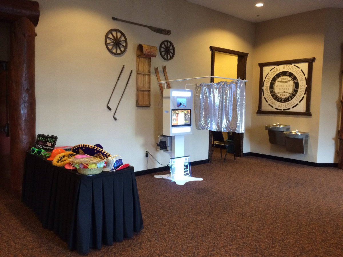 FrameItUpPhoto's tweet image. One of our fun evenings, check out the sparkly curtain!!