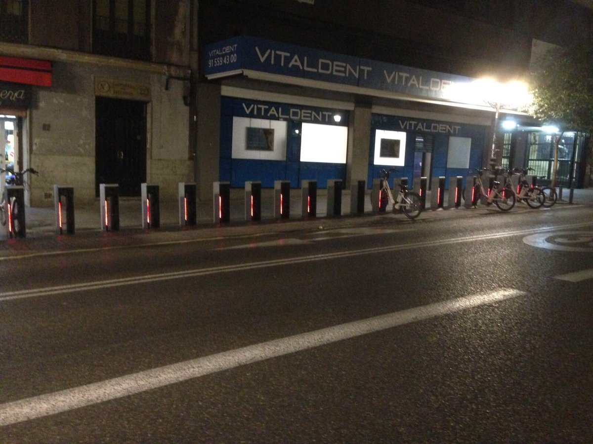 sertxuu's tweet photo. Si ya es jodido madrugar, @BiciMAD te lo pone aún más difícil. Así están 4 estaciones a las 7am. #BICIMAL @facua https://t.co/yXHPZCGHxy