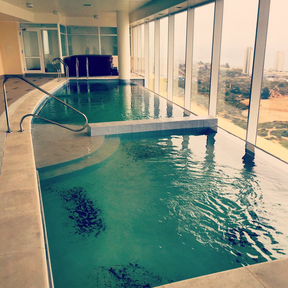cuaternaque's tweet photo. Piscina temperada con vista al horizonte marino en piso 27. Para disfrutar las puestas de sol #city #photo #iphone6 https://t.co/s88aHvBnzD