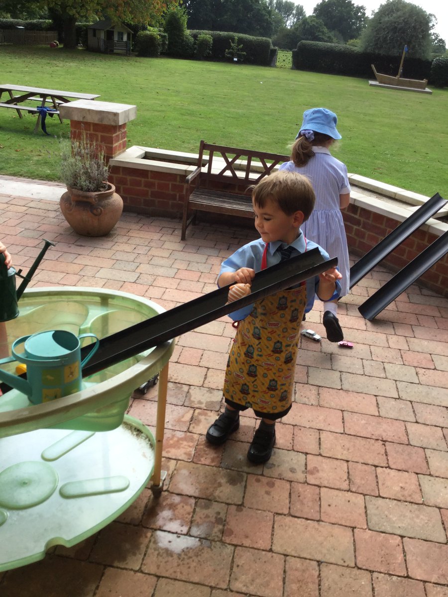 CFS_PrePrep's tweet photo. #CFSReception on a hot day #lovelearning what they can do with water #CFSScience https://t.co/vydKLedTPi