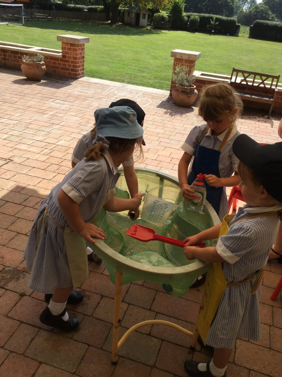 CFS_PrePrep's tweet photo. #CFSReception on a hot day #lovelearning what they can do with water #CFSScience https://t.co/vydKLedTPi