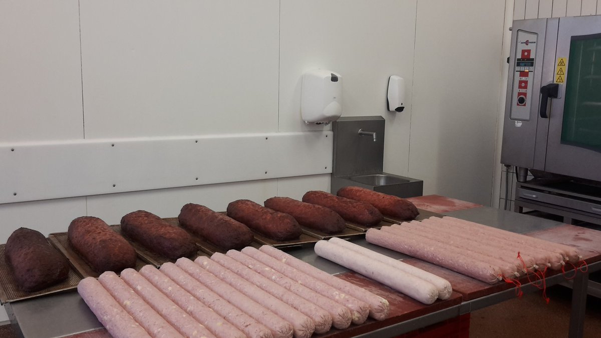 SlagerijvandeWe's tweet photo. Koken, grillen en roken; de worstmakerij draait weer op volle toeren. #zelfgemaakt #eigenproduct #worstmakerij https://t.co/Ohiti1bU8Q
