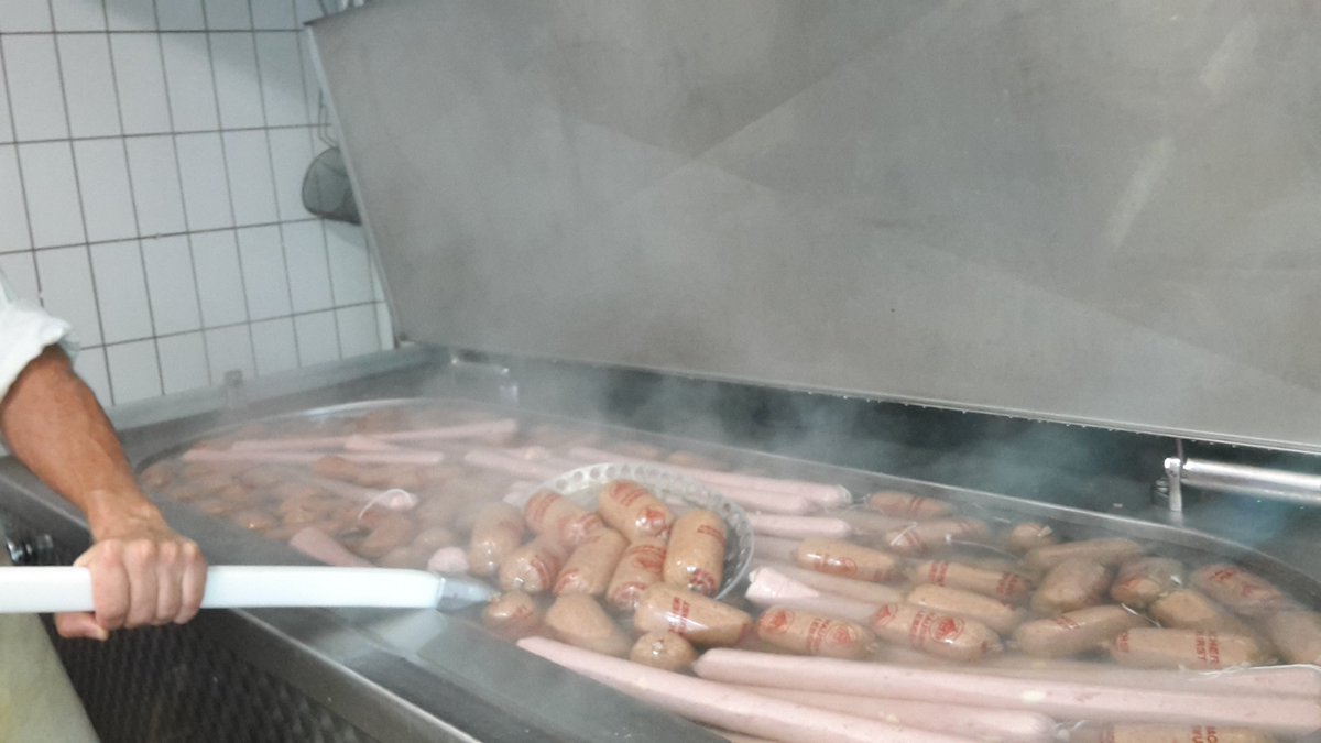 SlagerijvandeWe's tweet photo. Koken, grillen en roken; de worstmakerij draait weer op volle toeren. #zelfgemaakt #eigenproduct #worstmakerij https://t.co/Ohiti1bU8Q