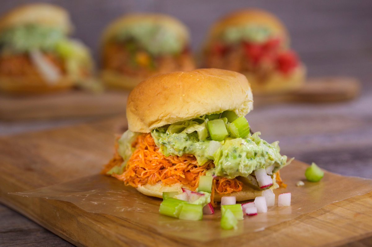 rachaelray's tweet photo. And, get ready for the game tonight with my Pulled @buffalobills Chicken and Cool Your @nyjets Ranch Guacamole! https://t.co/zqDyD7hrJU