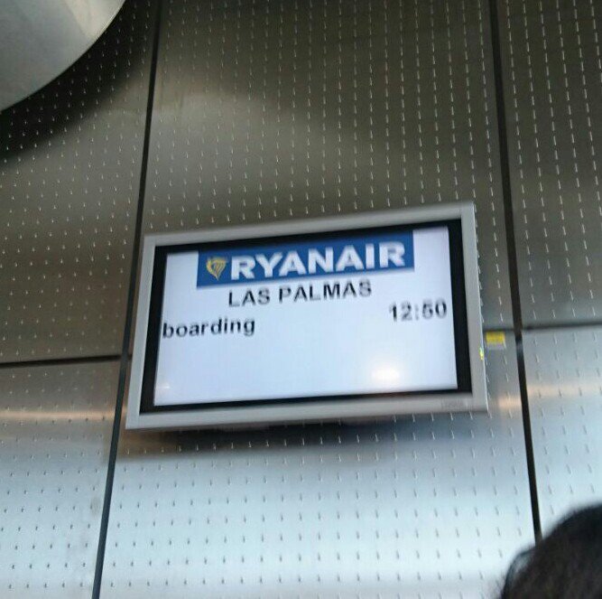 airanac_narg's tweet photo. El aeropuerto de Colonia 'CGN' aun no se ha enterado que el destino es Gran Canaria. @AeropuertoGC #FR302 #Cologna https://t.co/f8qKj5VajT