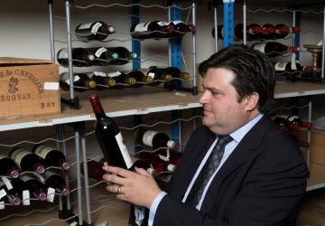 Expertissim's tweet photo. "Faire de bonnes affaires sur Internet" itw d'A. de Clouet sur 100% Radio https://t.co/szY2aHTUkQ https://t.co/tkzTqCHSCr