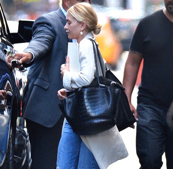 OlsensAnonymous's tweet photo. See how Ashley Olsen elevates a pair of jeans: https://t.co/0T7f6N1Cxz https://t.co/1bYKBnWUFE