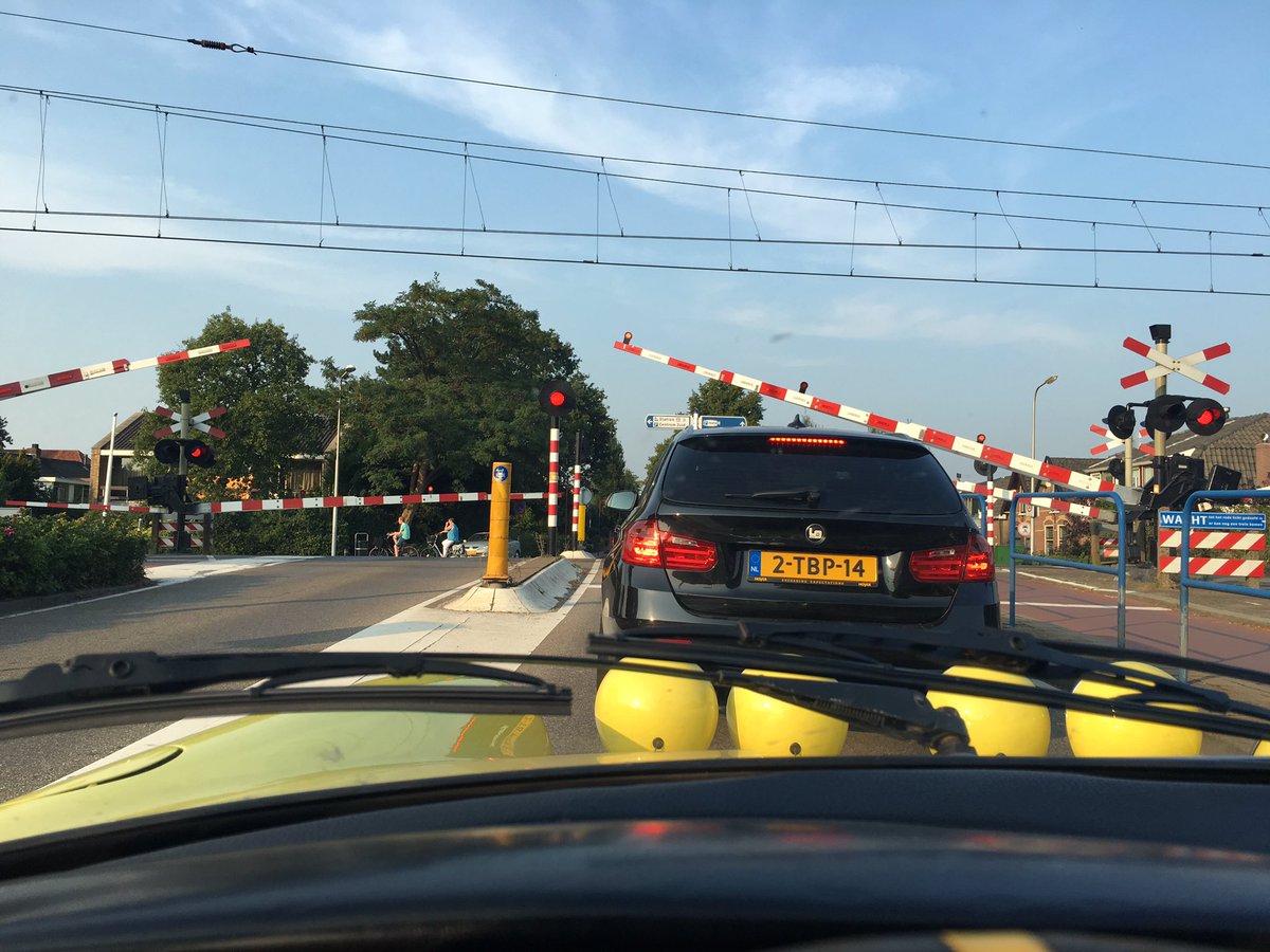 DEBEUN010's tweet photo. @Milesofmystery Natuurlijk nu een trein #geenairco #welporsche #equipe15 #MOM16 https://t.co/tD89OVA9ST