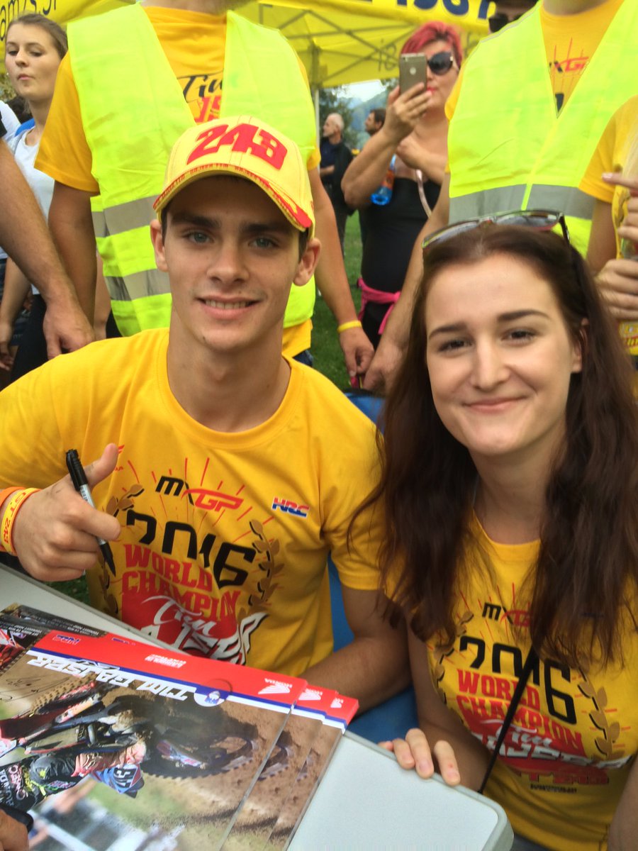 TamaraKrosl's tweet photo. Haaaaaappy 😀😀🤗🤗 Tim is the nicest towards his fans, incredible to see 🙂👏 #TimGajser #mgxp #honda https://t.co/xSRA8YRfyc
