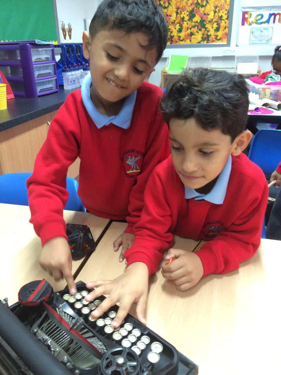 MissCullender's tweet photo. Today a mysterious machine arrived in class 1 with a letter from Elliott. We were so excited! @PleasantStPrim https://t.co/u9wU6FYufe
