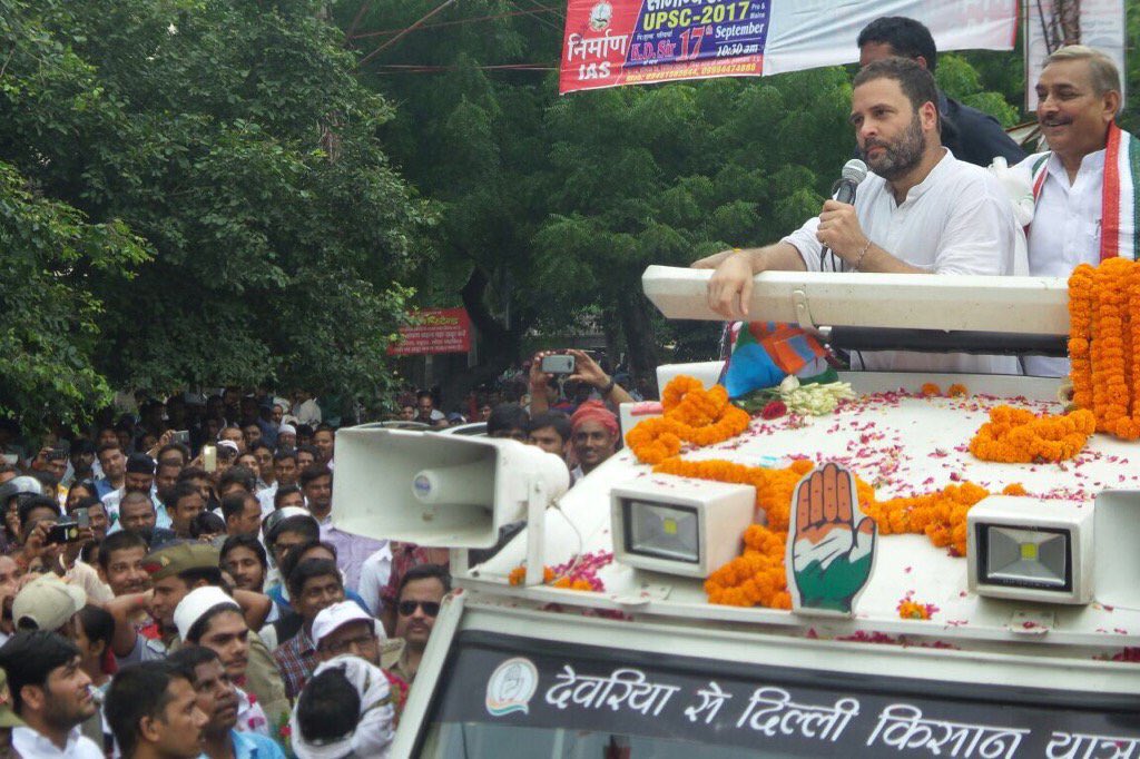 IYC's tweet photo. आज इलाहाबाद में राहुल गांधी रोड शो के दौरान https://t.co/yyMiws7tyw