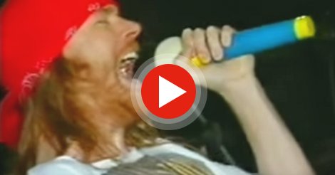 NPORadio2's tweet photo. In '93 stond het Goffertpark op z'n kop tijdens de concerten van @gunsnroses: https://t.co/DeLlNcm9KK #NPORadio2 https://t.co/PbG4egQ04M