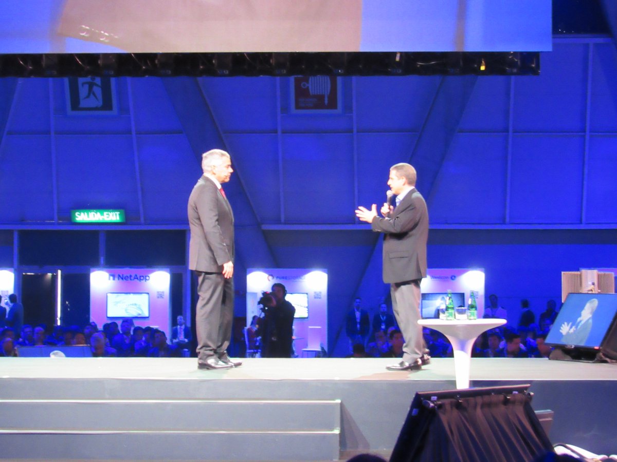 vmware_latam's tweet photo. "La nube democratiza el acceso a la innovación" afirma Alonso Pérez-Luna de IBM en #vForumChile2016 https://t.co/Tk4geKSO9z