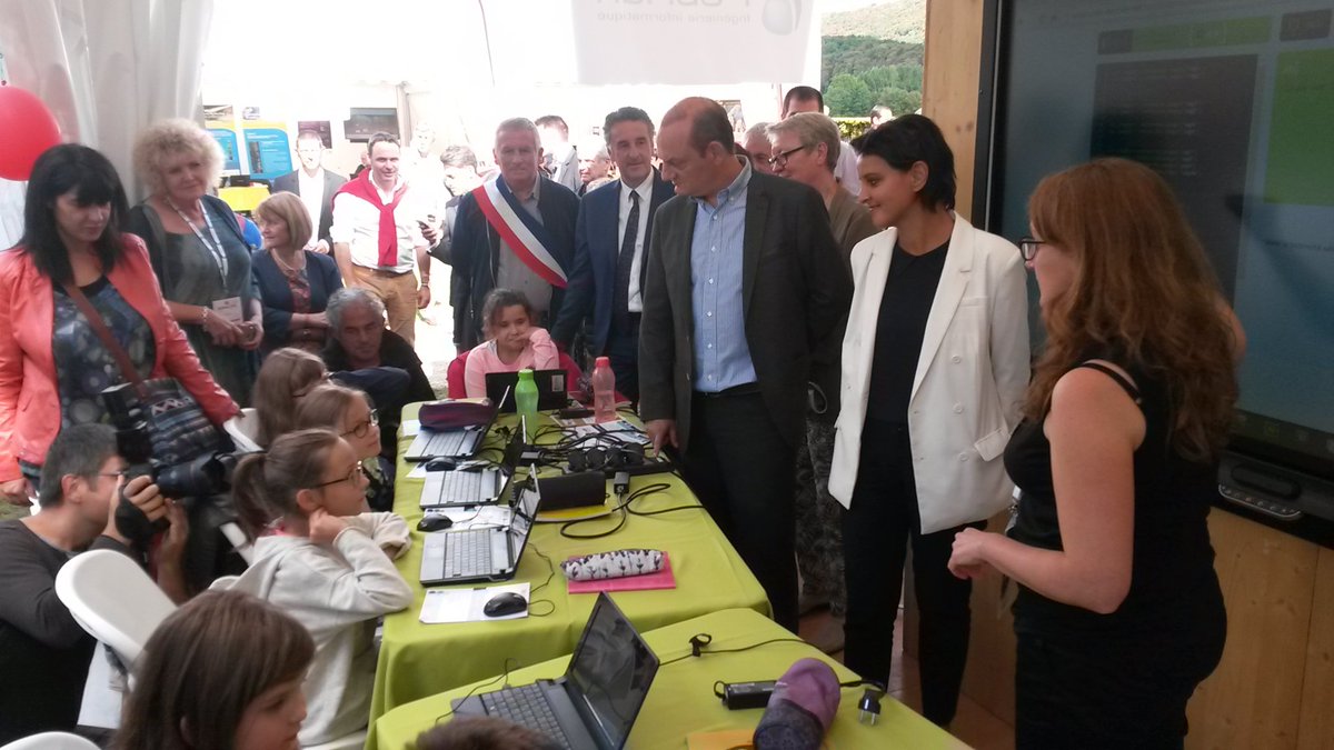 lamontagne_15's tweet photo. A #RURALITIC2016, des écoliers de Polminhac découvrent le code HTML et tentent de l'expliquer à @najatvb https://t.co/2iKoAc4Q9k