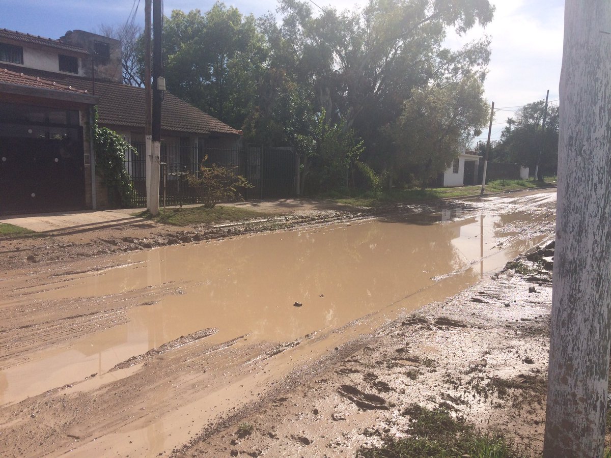 Martu_81's tweet photo. Fragata Sarmiento Villa Verde! Estado de las calles @canalpilar @DiarioResumen @MunicipioPilar https://t.co/TGN3fyM6Pu