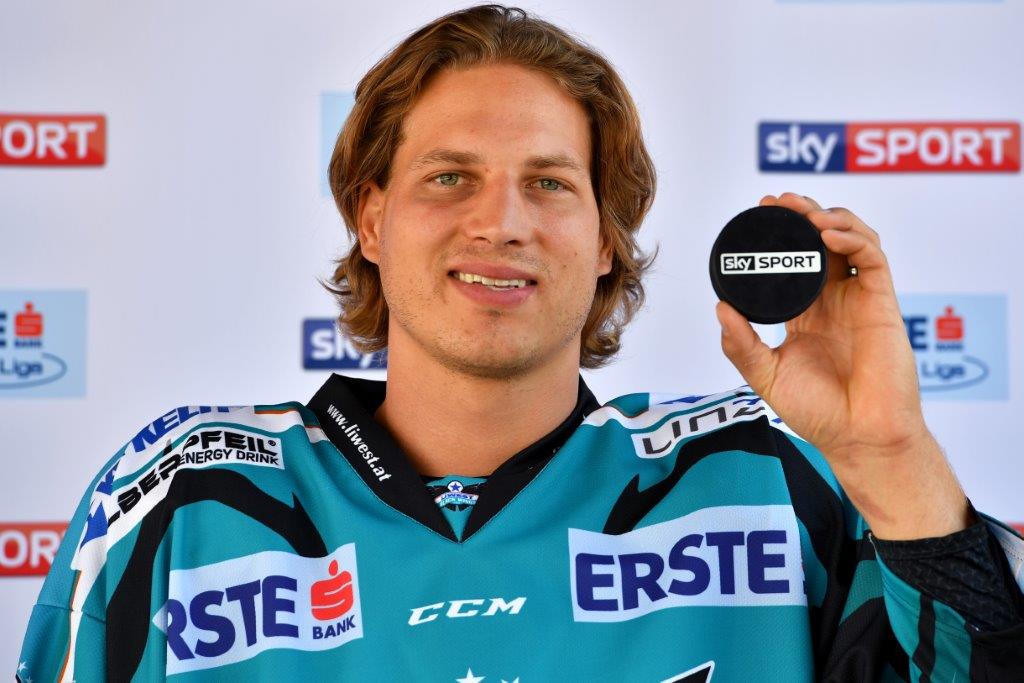 SkyOesterreich's tweet photo. Brian #Lebler von @BlackWingsLinz fiebert dem #EBEL-Start ab 19 Uhr auf @SkySportAustria und Sky Sport HD entgegen. https://t.co/aAWpNigS1H