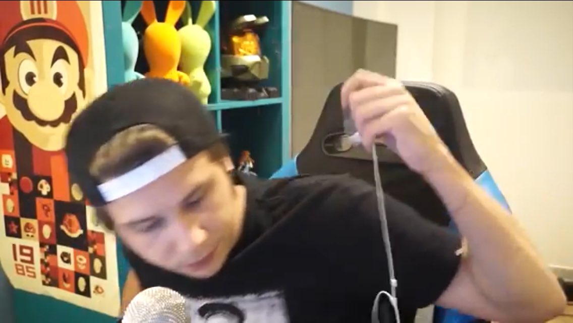 BeautifulRubius's tweet photo. "Rubius" es TT número 1 en toda españa https://t.co/lMh0zWC7bj