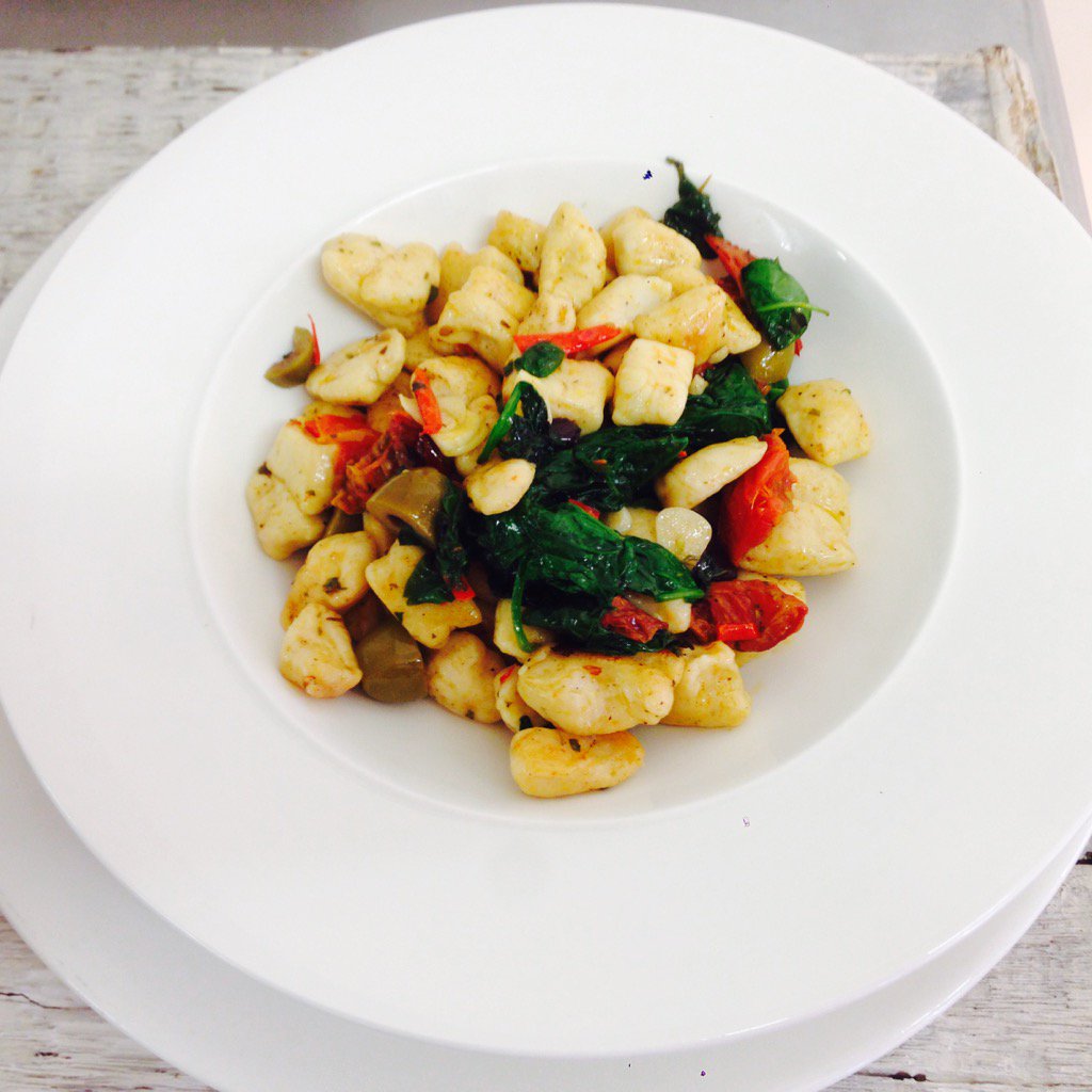 SaffronTruro's tweet photo. Homemade ricotta gnocchi,slow roasted tomatoes,garlic,olives , chilli and spinach--- https://t.co/r1iUtka1x3