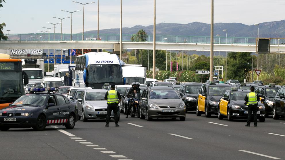 Espectacular control antiterrorista de los Mossos en la C-31 de Barcelona dlvr.it/MGTx9H