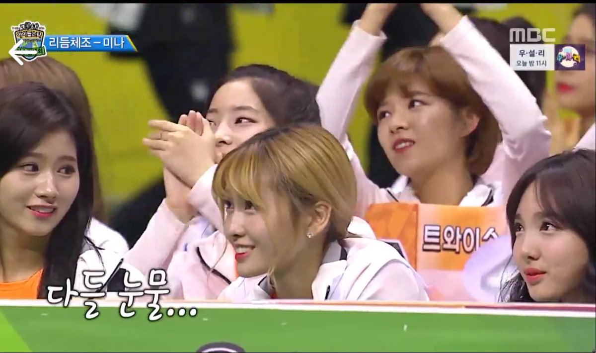 mimomosana's tweet photo. Omo such a daddy look momo is giving to mina I'M SHAKIN' #twice #mimo #mina #momo #modaddy https://t.co/vApcinFAXu