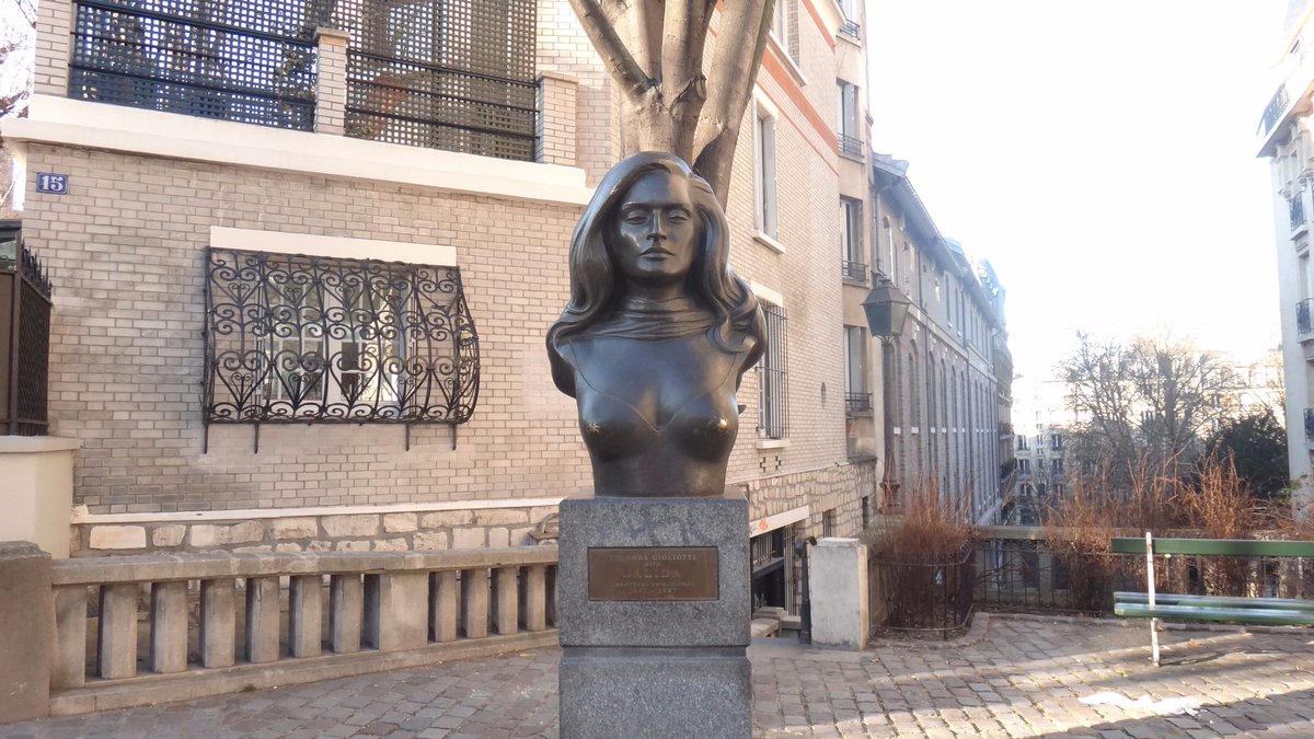 Tant de statues à Paris, et si peu de femmes historiques... bit.ly/2cQxpbV merci <a href="/PoulpyWP/">- ̗̀~~/|\~~ ̖́-</a>