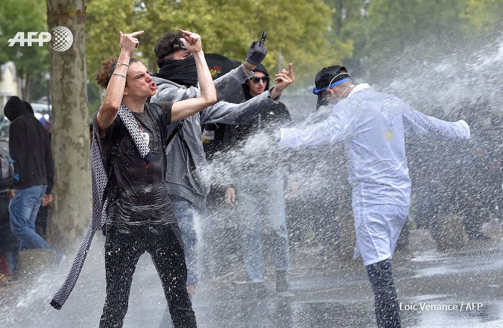 PersonalEscrito's tweet photo. #France: Resistance against state oppression, Sep 15. #manif15sept #LoiTravail #LoiTravailNonMerci https://t.co/13xvvumzFM