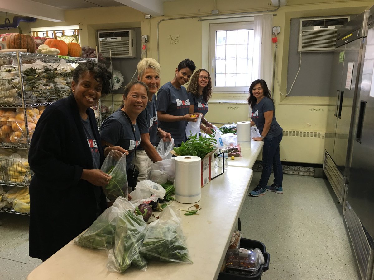 gobeyondhunger's tweet photo. One of my favorites from @mbfinancialbank volunteering yesterday as part of #MBonTheBlock. https://t.co/AuiNeG8Hh9