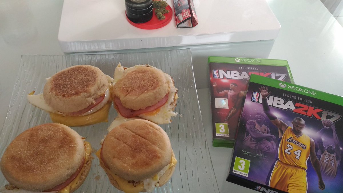 DaddyAirDee's tweet photo. Ne me cherchez pas aujourd'hui 😂😵😂
#NBA2k17 #EggMuffin #Stickytime #TheGeekInsideMeIsBack https://t.co/tsYo9w5j45