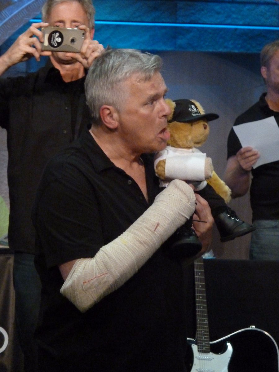 XFchemist's tweet photo. I started looking at my Con pics. Look at this ones! 😂 #heisagoofball #rda https://t.co/BRELleZA5l