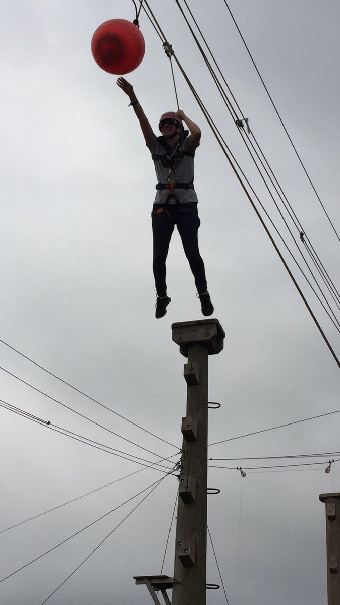 westfields_jun's tweet image. Mrs Penfold mid-flight. #brave #settinganexample