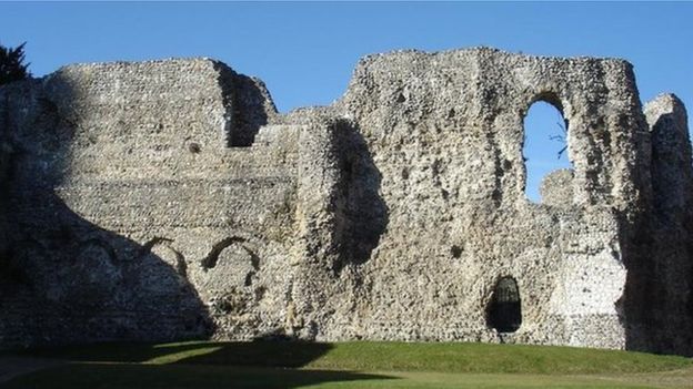 Graves have been detected at Reading Abbey, where King Henry I is thought to be buried   bit.ly/2c4qkD4