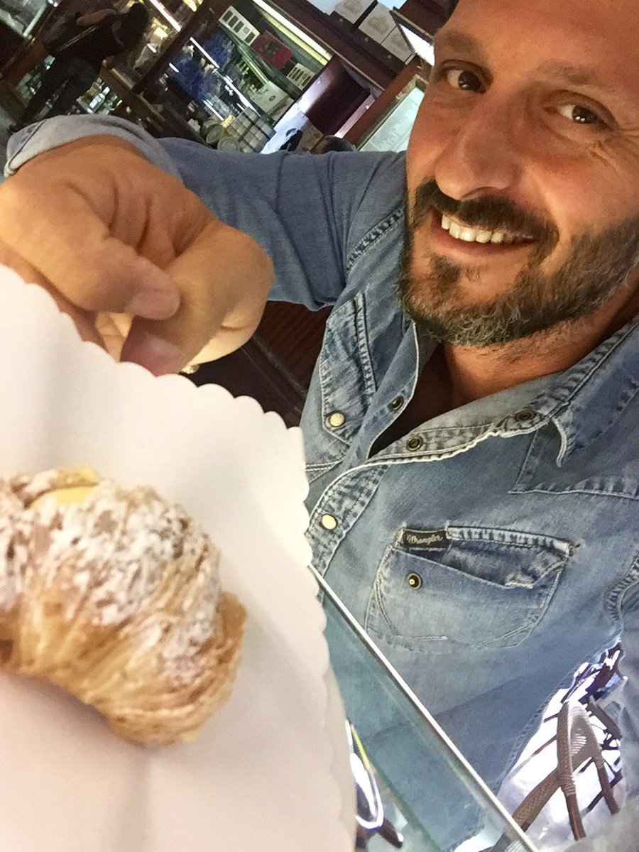 Alla vera sfogliatella napoletana non si può rinunciare!Votami su bit.ly/KingoftheFlow_… #ToyotaCHR <a href="/toyota_italia/">Toyota Motor Italia</a>