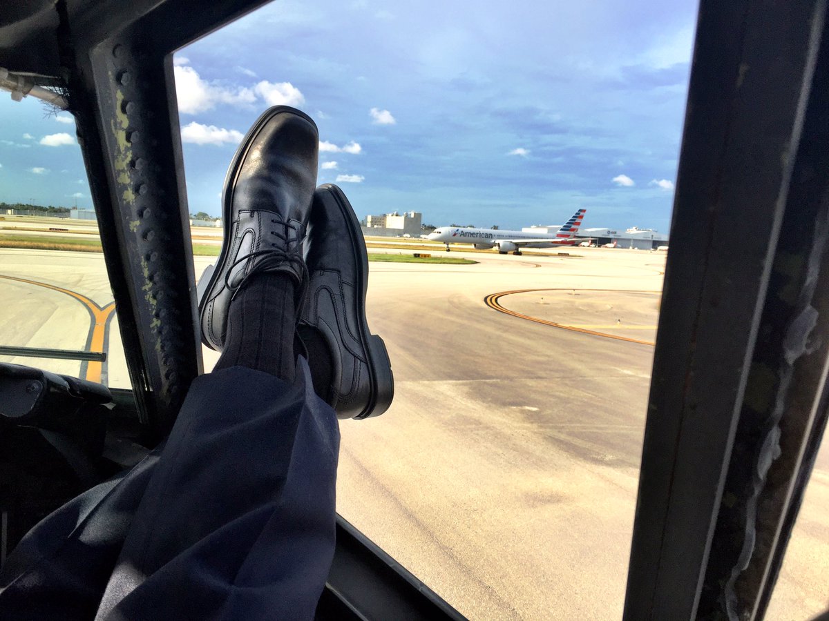 caaptainbrad's tweet photo. Gettin' comfortable while paying the price for arriving 40 minutes early! #GateWait https://t.co/c9zuhigXBo