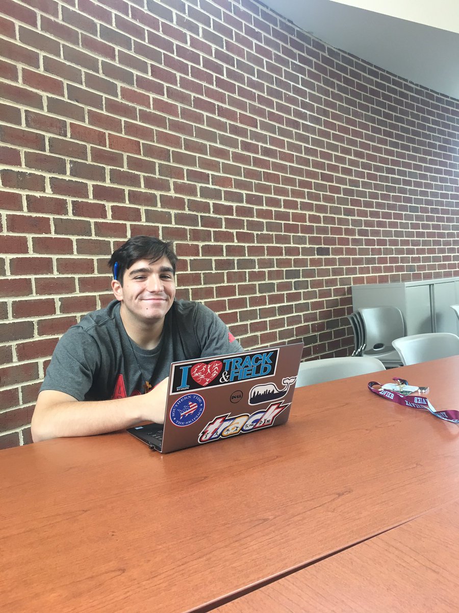 kellokrepkiecom's tweet photo. JD getting ready for a great class today!  #Com203m #MessinaToday https://t.co/awJ6p0GzHP