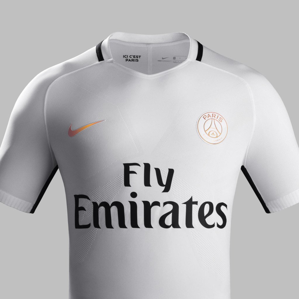 ActuFoot_'s tweet photo. OFFICIEL ! Le PSG a présenté ce jeudi son nouveau maillot Third ! https://t.co/VdpZCIMpfx