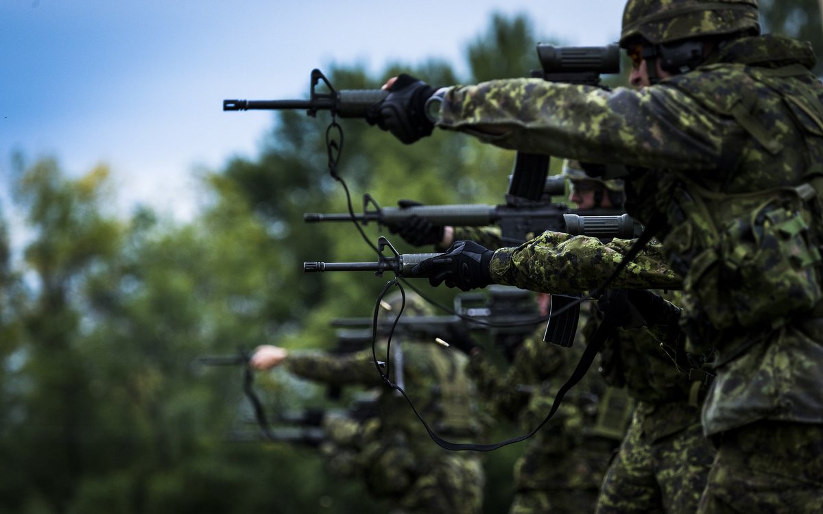 Armeecanadienne's tweet photo. #PhotoDeLaSemaine – L’équipe du Collège Royal Militaire vise et tire sur des cibles mouvantes #CTALFAC https://t.co/29ZOQPcbaf