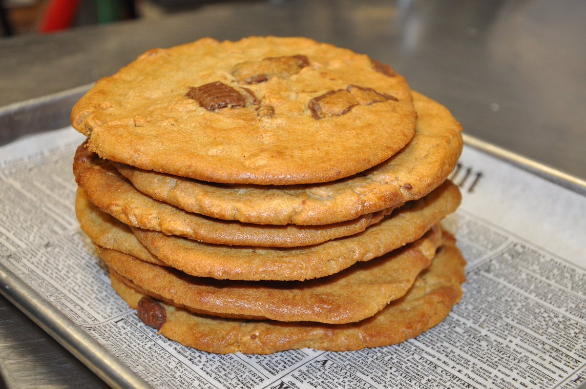 We have some pretty SWEET news📰‼️We just added a Reese's Peanut Butter Cup cookie to our menu! Come in and try 🍪