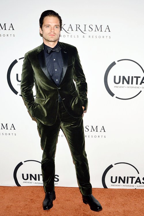 FAANSDESBSTAN's tweet photo. Y una vez más apreciemos a Sebastian Stan con traje, es perfecto. https://t.co/dgxFZITLG6