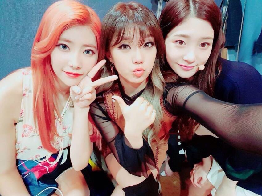 chaeyeonpics's tweet photo. chaeyeon with heehyun and kim juna 💞 https://t.co/ulKIYgLUDl