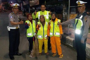 Ardian3D's tweet photo. Satlantas Kebumen Bagikan Rompi Bagi Penyapu Jalan https://t.co/oVbryyjpL6 https://t.co/hzWdP9JjDk