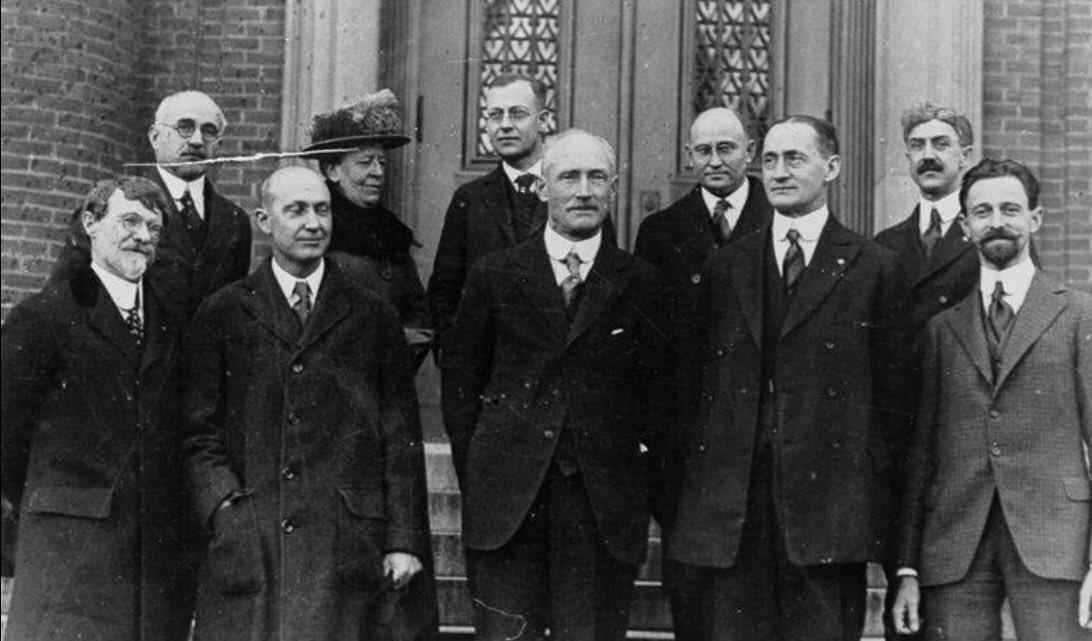 married_2_psych's tweet photo. Just a quick pic of me and the boys. Me and these guys are the legends of psychology #youcanthankus 🤓 https://t.co/lLw8CsqTVH