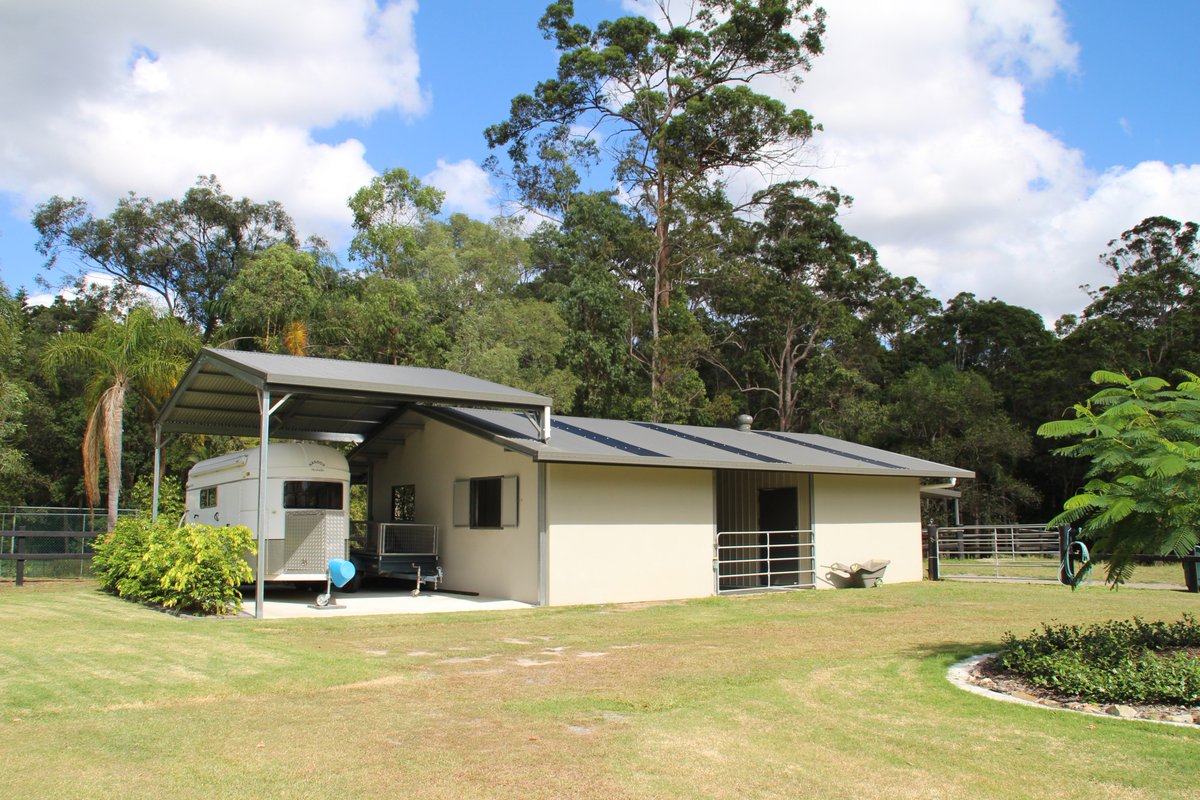 CompanyShed's tweet photo. Ready to ride in Southport! Recently completed #colorbondsteel customised stables by our #goldcoast store https://t.co/AMbkdo4DJE
