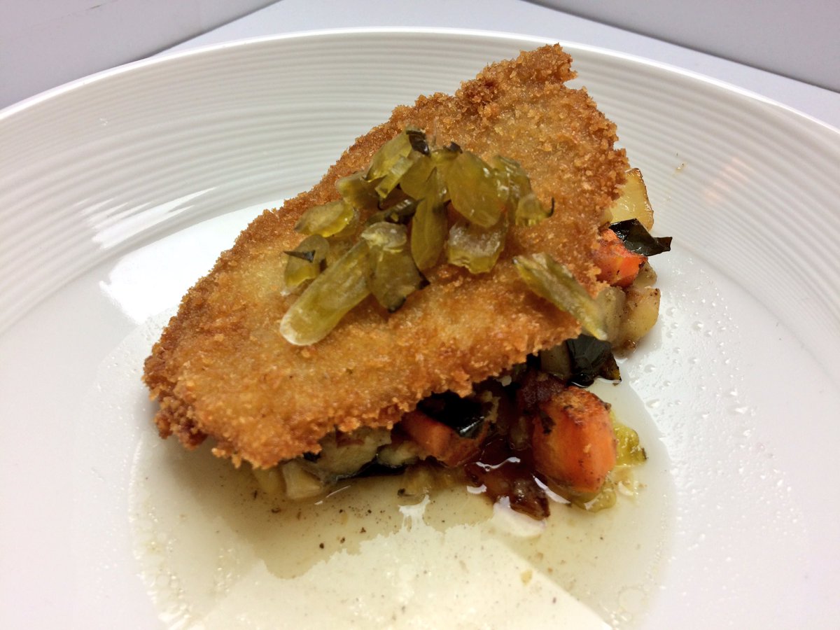 PortCityDaily's tweet image. Course 4 is about to hit the dining tables @Bluewater_ILM #ilm @CompDiningNC #CompDiningNC
