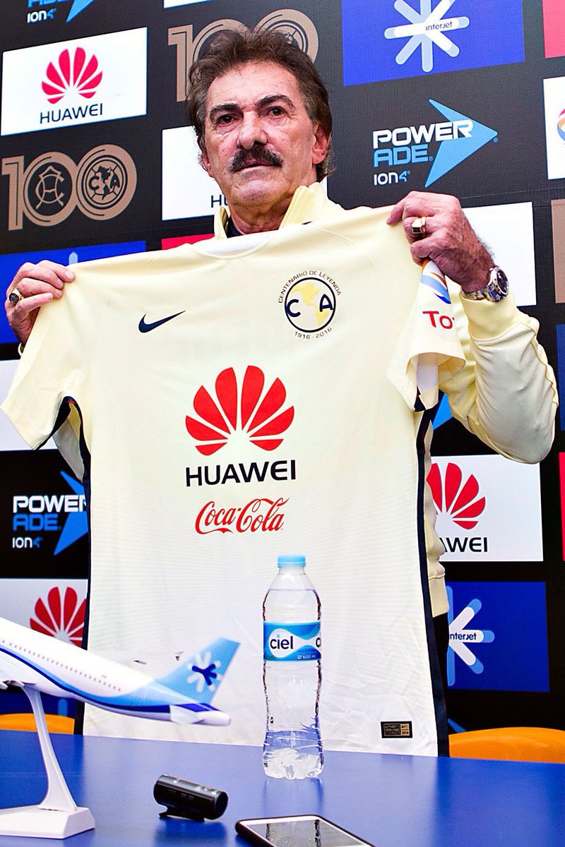 MundoLigaMX's tweet photo. OFICIAL 

Ricardo Antonio LaVolpe es el nuevo Director Técnico de las Águilas del #America. https://t.co/9LKw8m1d4t