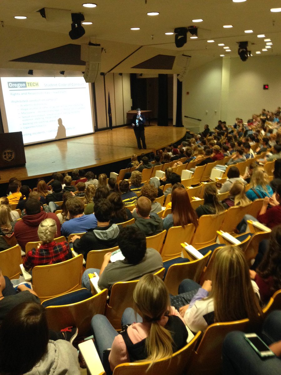 BZPKFalls's tweet photo. Excited to be part of Oregon Tech's new student welcome. Dr. Erin Foley is warming up the crowd for us! #bzpkfalls https://t.co/e8yIQQrWtL