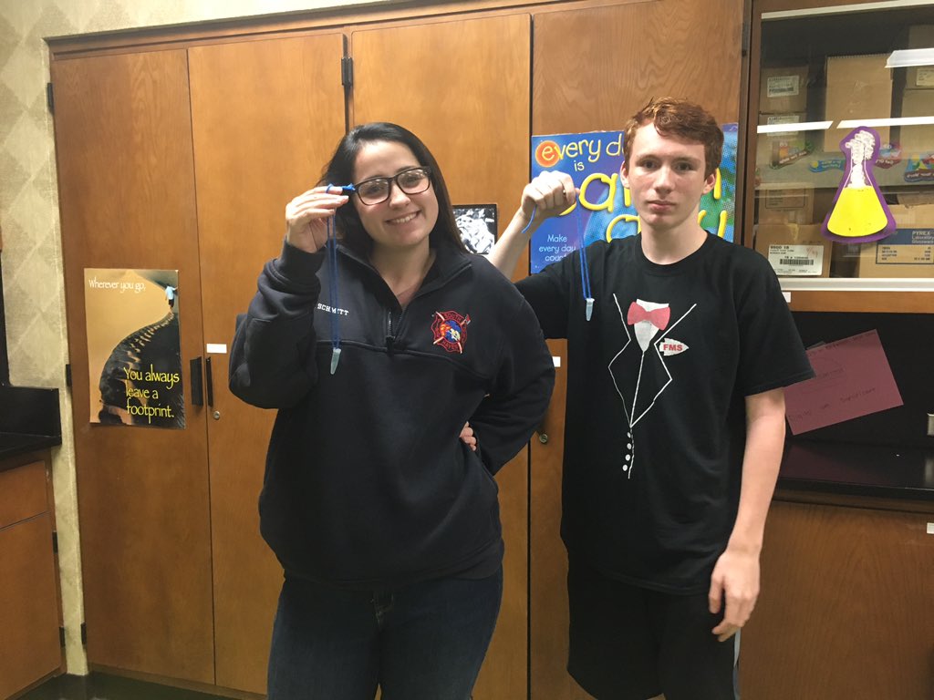 BrasseurScience's tweet photo. DNA necklaces in biomed! #pltw #DNAiscool #love science https://t.co/XbXQTwjVMh