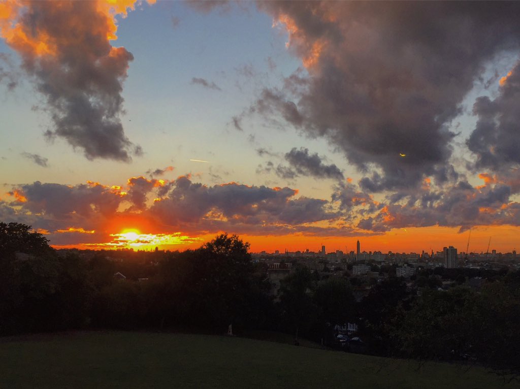 telegraph87's tweet photo. We ❤️ our endz #sunset #london #autumn #thetelegraphNX #newcross #se14 #brockley #se4 #telegraphhill #SELondon https://t.co/69mMWQgIWm