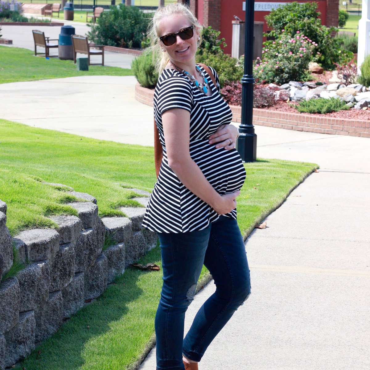 MotherhoodMat's tweet photo. #ontheblog: this weekβs #maternitystyle inspo from @COZYCHICMOMMY in #maternityessentials: https://t.co/WeUqP9Vru3 #maternity #ootd https://t.co/yst81TOmXQ