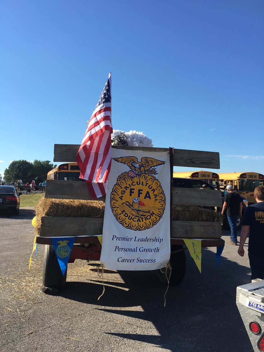 MCHS_FFA's tweet photo. Homecoming parade ready! 💙💛 https://t.co/TVJ4AqDDQy