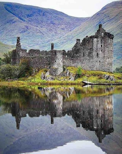 VisitScotland's tweet photo. Beautiful reflections of Kilchurn #Castle on Loch Awe, #Argyll 👌 📷IG/ostergotlandibilder #ScotSpirit https://t.co/JMO0iyuP8h